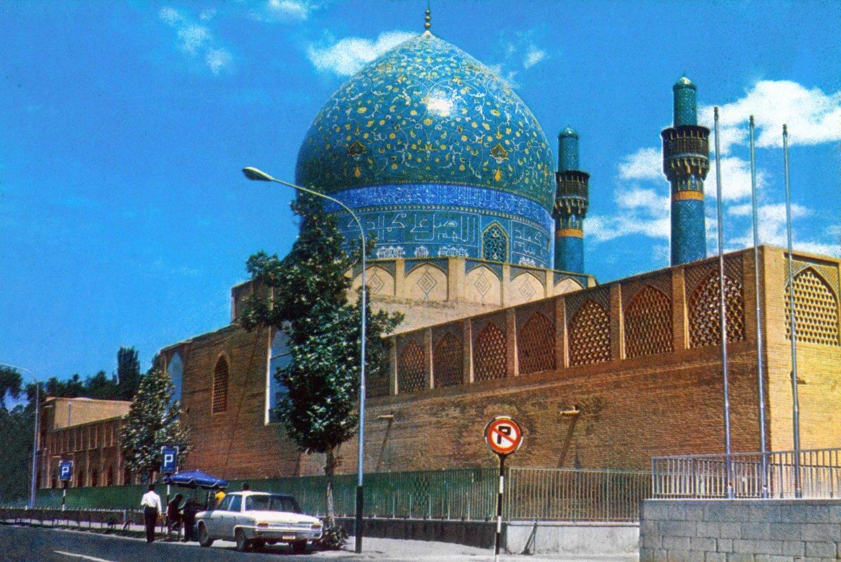 İsfahan’da Sultan Hüseyin Mirza devrinde 1706-1714 yılları arasında inşa edilen Çehârbağ Medresesi