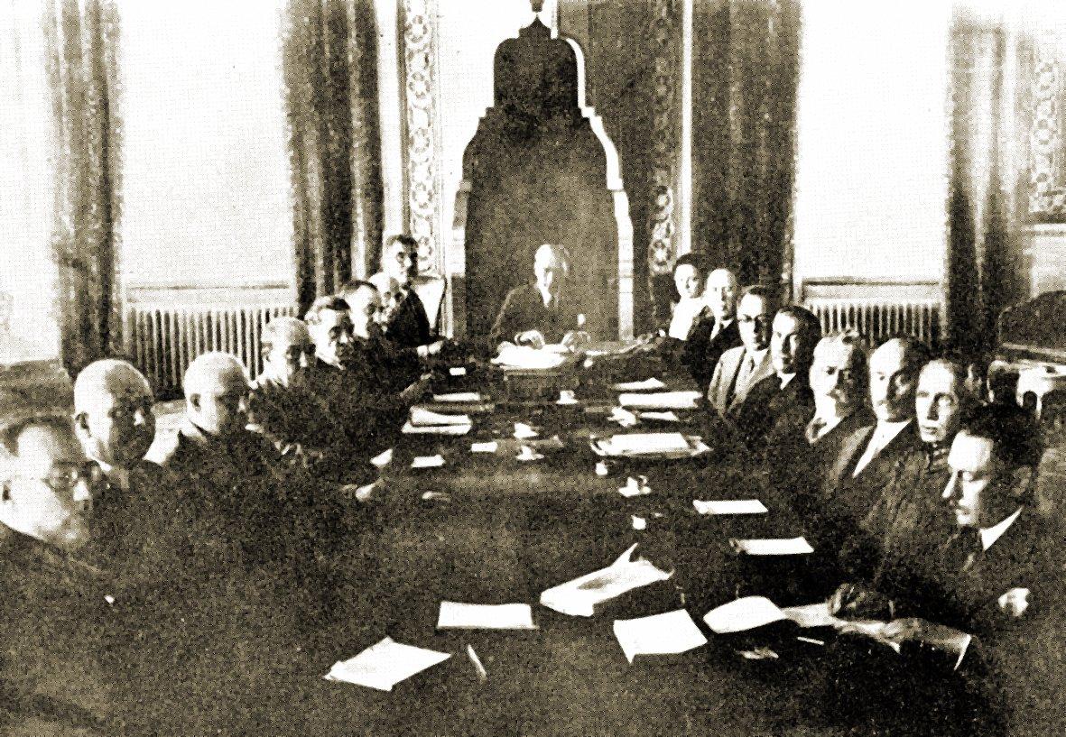 Türk Tarih Kurumu’nun 19 Temmuz 1931’de Ankara Halkevi’nde Atatürk’ün başkanlığında yaptığı toplantıdan bir görünüş