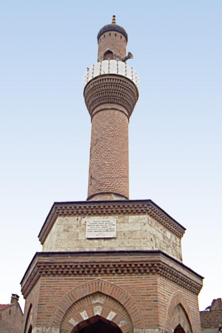 Timurtaş Camii’nin altı kemerli yüksek bir kaideye oturan minaresi – Bursa