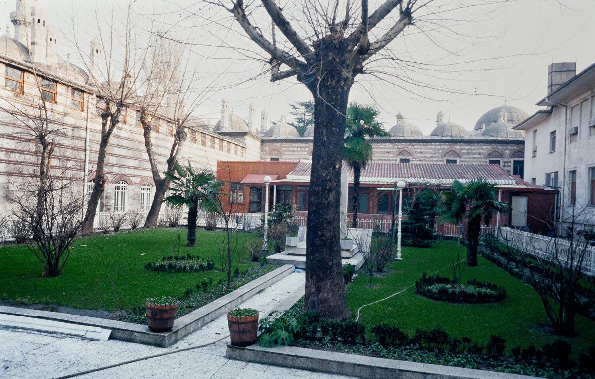Süleymaniye Külliyesi’nin Marmara denizi tarafında yer alan medreselerinden doğu yönündekinin avlusundan bir görünüş