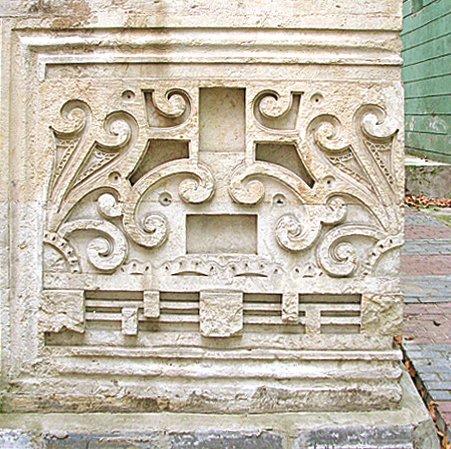 Şeyh Zâfir Türbesi’nin dış cephesinden bir taş süsleme detayı