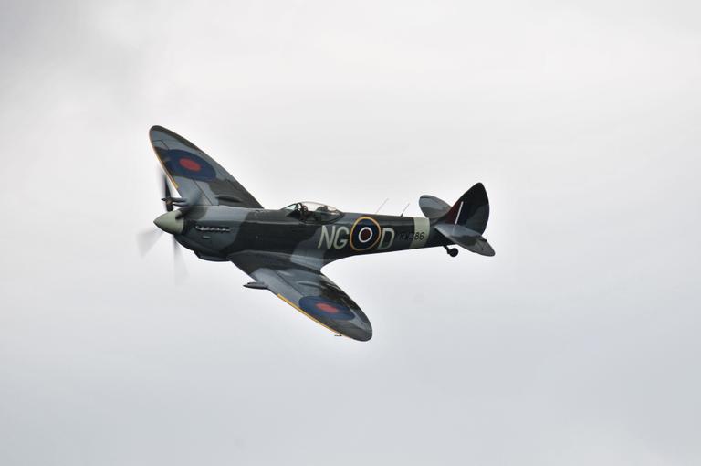 spitfire-2206592.jpg