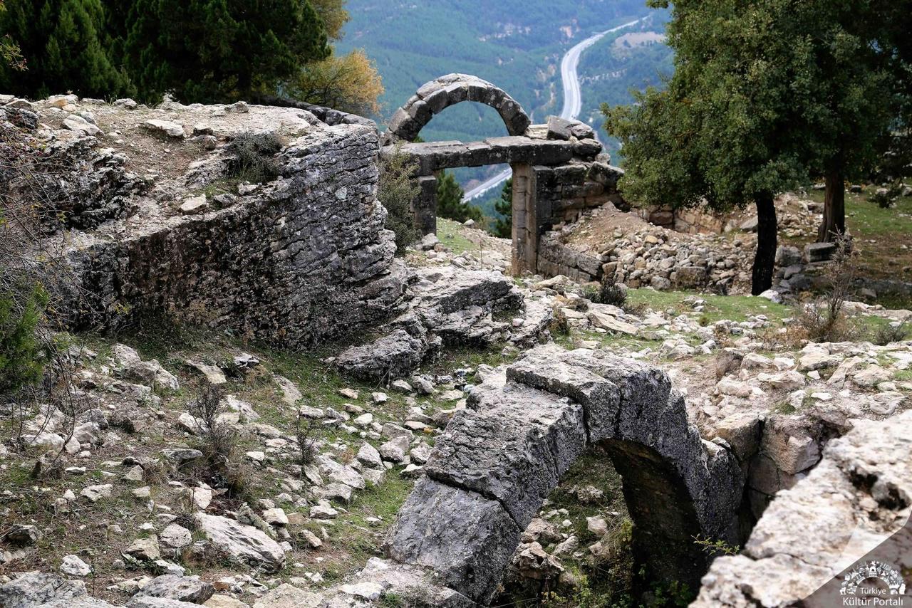 2 Mersin_Tarsus_Gulek_Castle_5760x3840px__72 dpi kopya.jpg