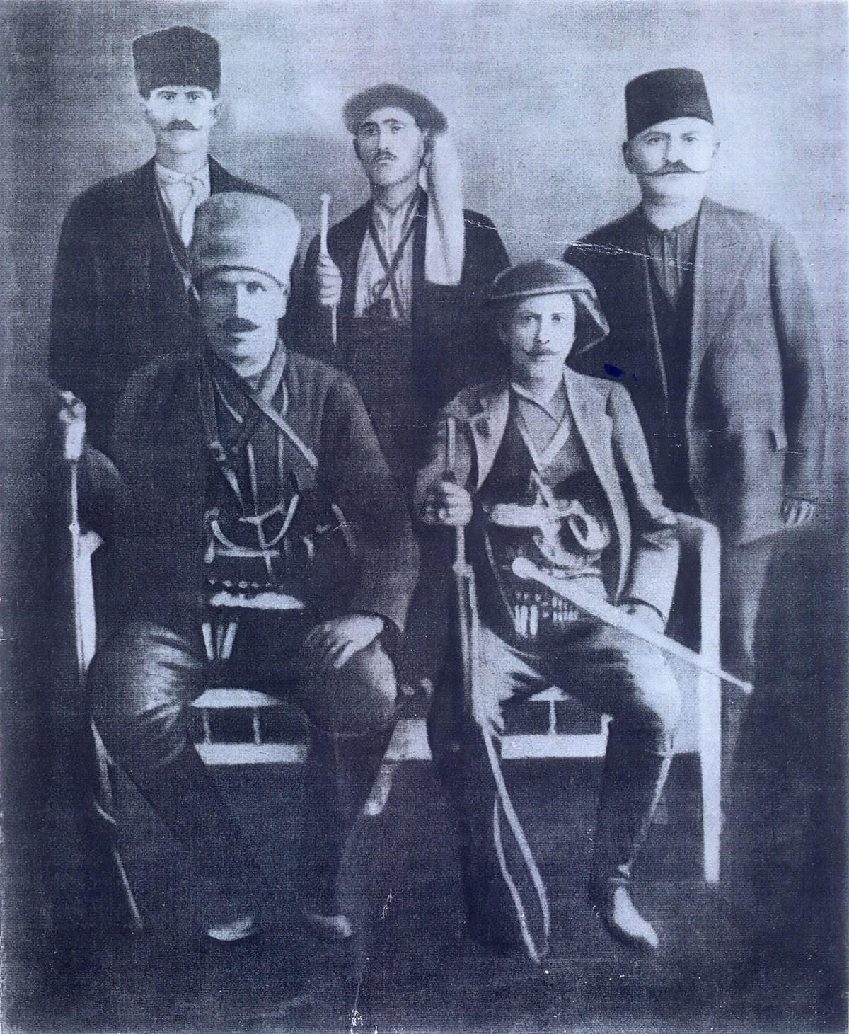 solda_oturan_parti pehlivan_arkada_ortada_halil_efe.jpg