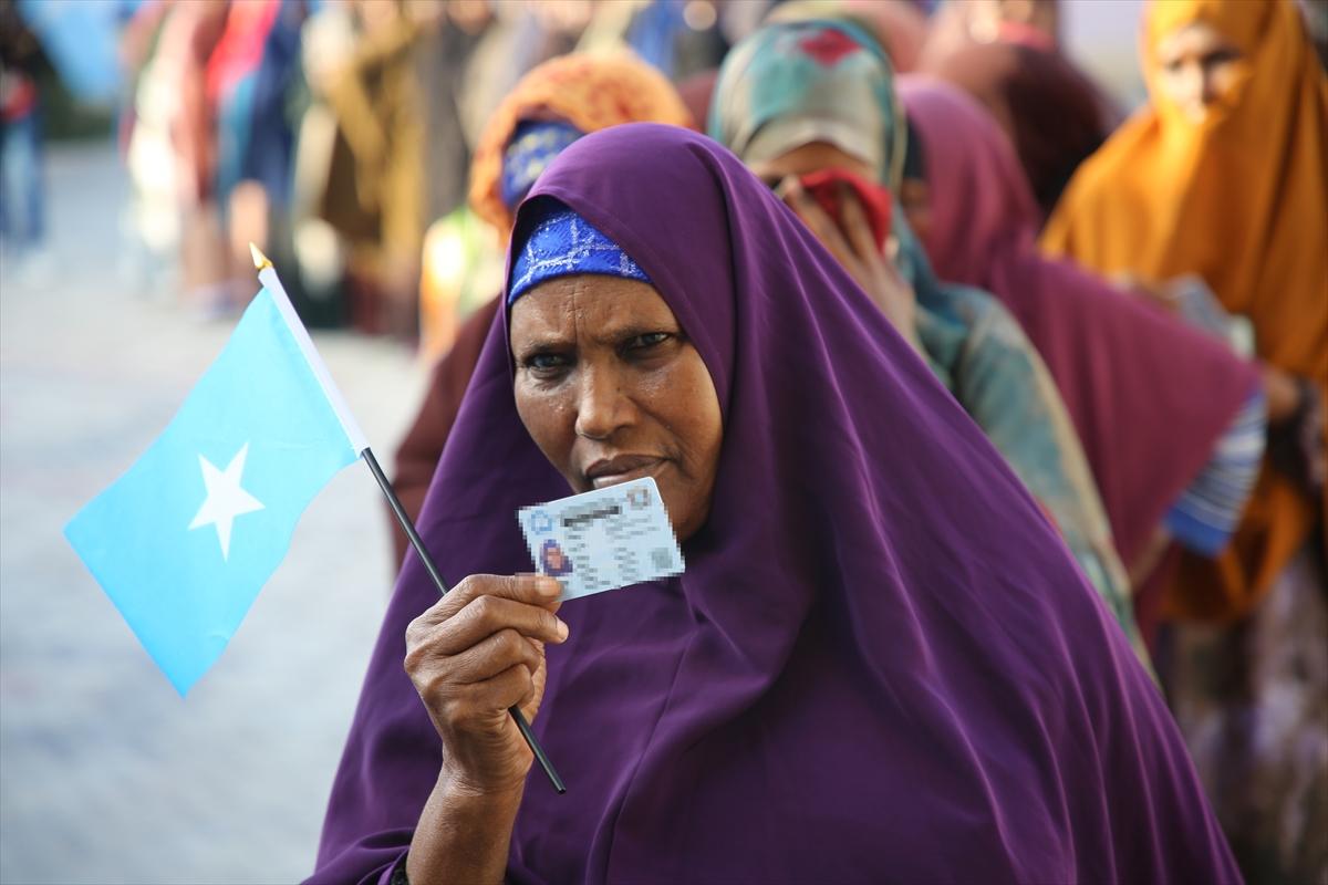 AA-20251225-40073347-40073338-MOGADISUDA_SECMENLER_56_YIL_SONRA_YEREL_SECIMLER_ICIN_SANDIK_BASINDA.jpg