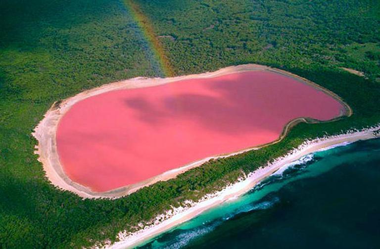 Photo-by-Kurioziteti123-Lake-Hillier-Australia.jpg