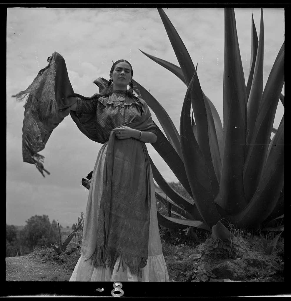frida-kahlo-senora-diego-rivera-standing-next-to-an-agave-plant-during-a-photo-1.jpg