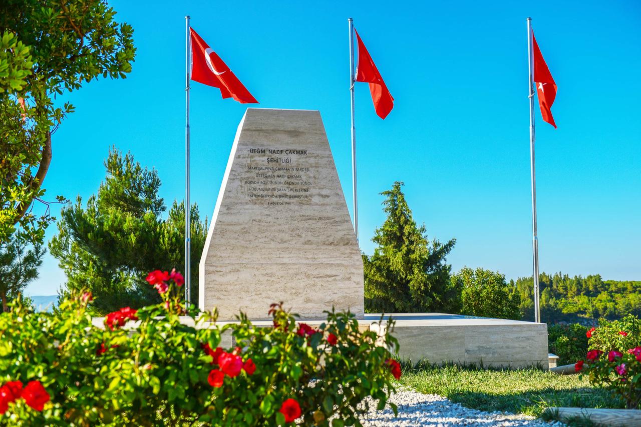 Üsteğmen Nazif Çakmak Anıtı