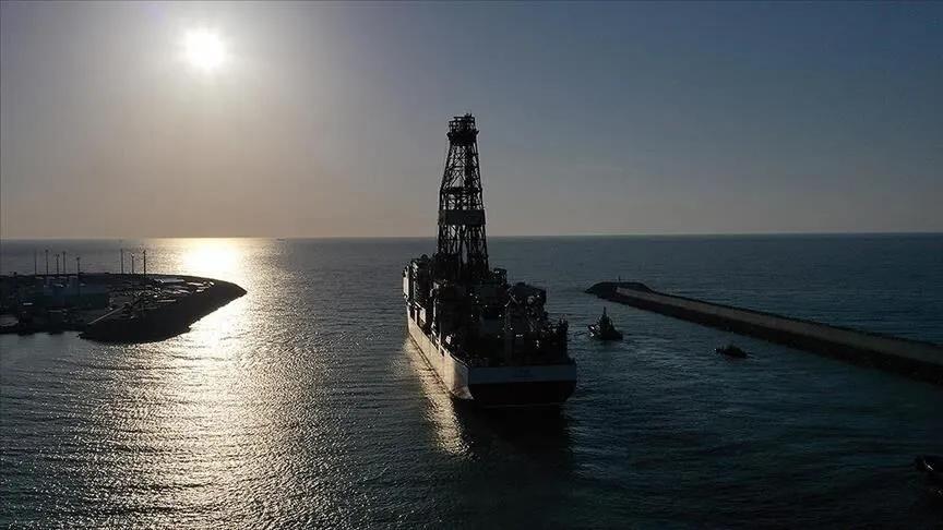 Deniz tabanındaki enerji kaynaklarının araştırılmasında kullanılan sondaj gemisi. - Anadolu Ajansı