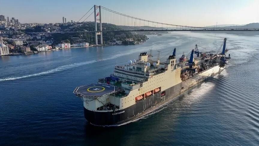 Doğal gaz boru hattı döşeme gemisi CASTRONE İstanbul Boğazı'nda (Anadolu Ajansı)