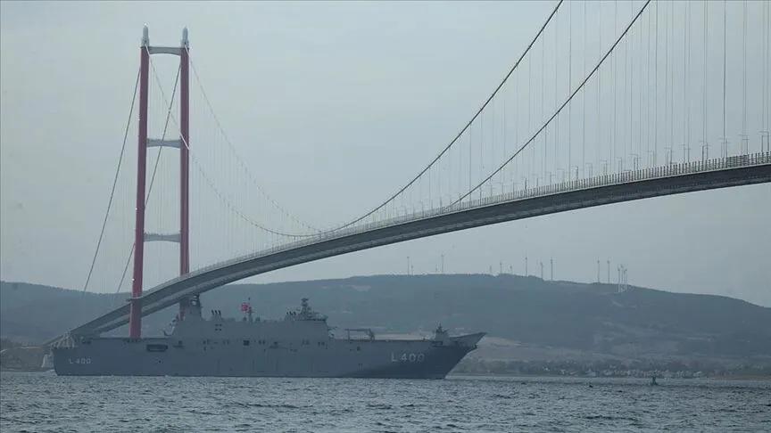 TCG Anadolu Çanakkale Boğazı'ndan geçerken (Anadolu Ajansı)