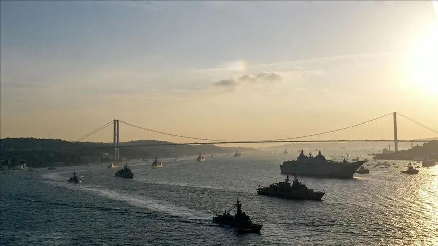 Türk Deniz Kuvvetleri unsurlarının İstanbul Boğazı'ndaki geçişi (Anadolu Ajansı)