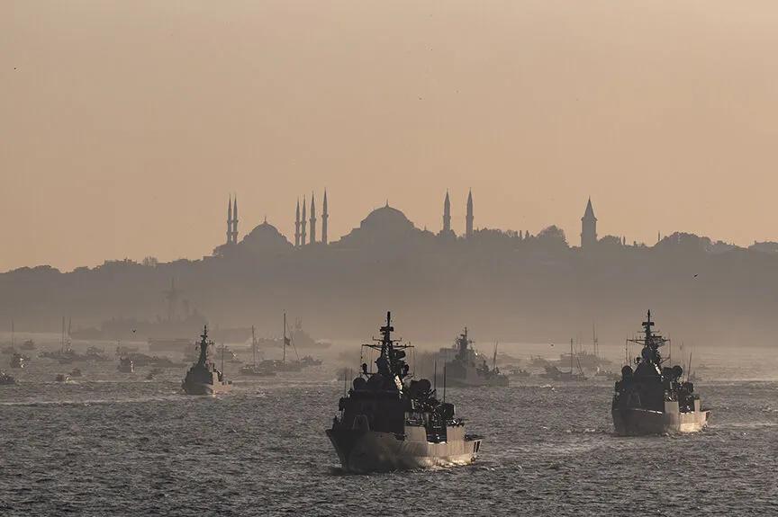 Türk donanmasının İstanbul Boğazı'ndaki geçişi (Anadolu Ajansı)