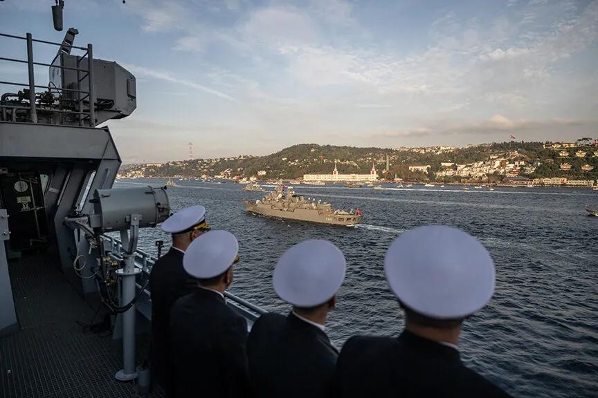 Türk Deniz Kuvvetleri unsurlarının İstanbul Boğazı'ndaki geçişi (Anadolu Ajansı)