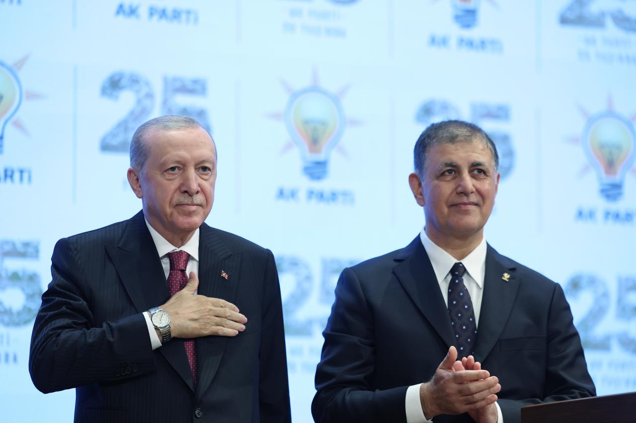İzmir Büyükşehir Belediye Başkanı Cemil Tugay'ın Ak Parti'ye Katılması image