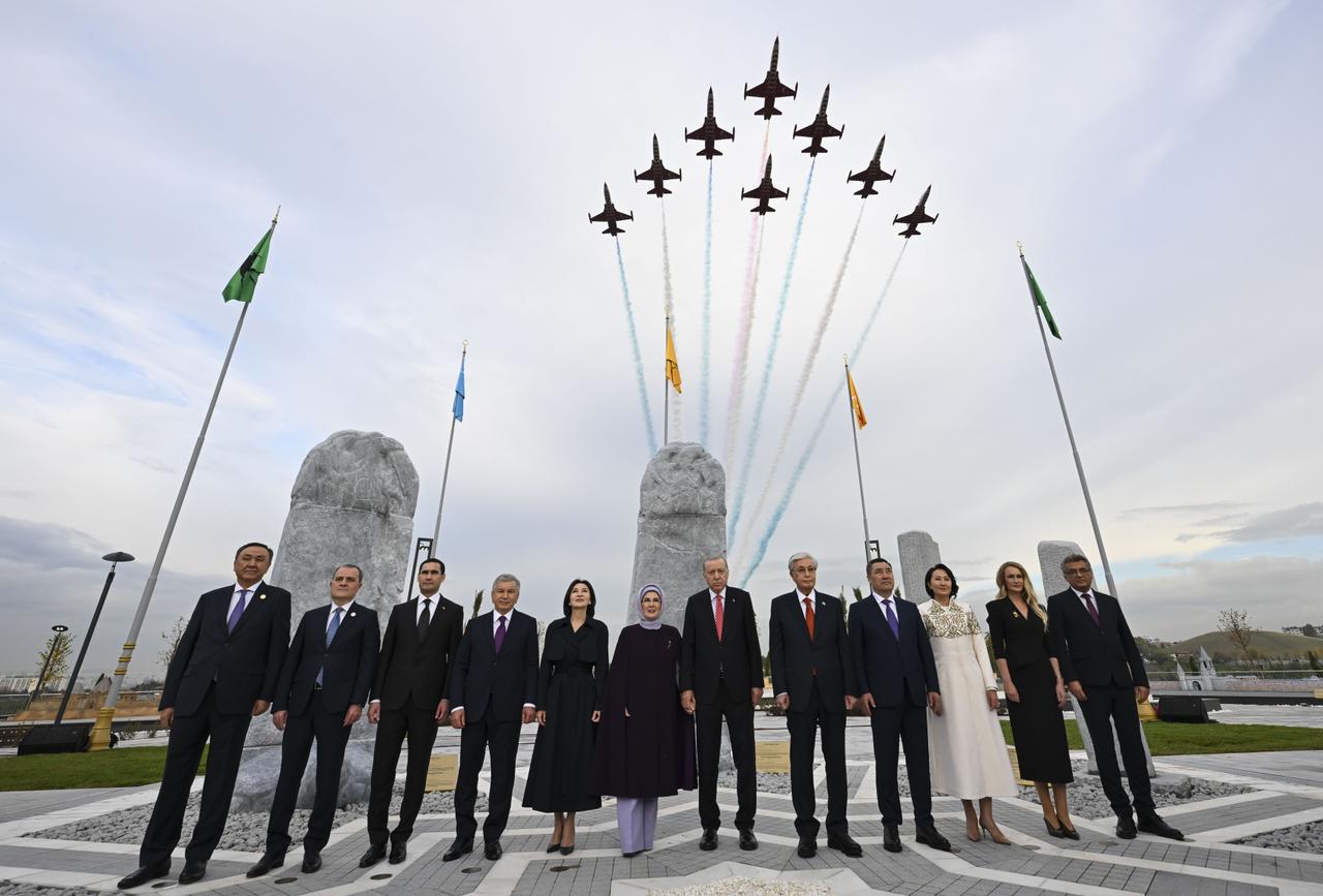 Türk Devletleri Medeniyet Parkı'nda hatıra fotoğrafı çektiren liderler ve Türk Yıldızları'nın gösteri uçuşu
