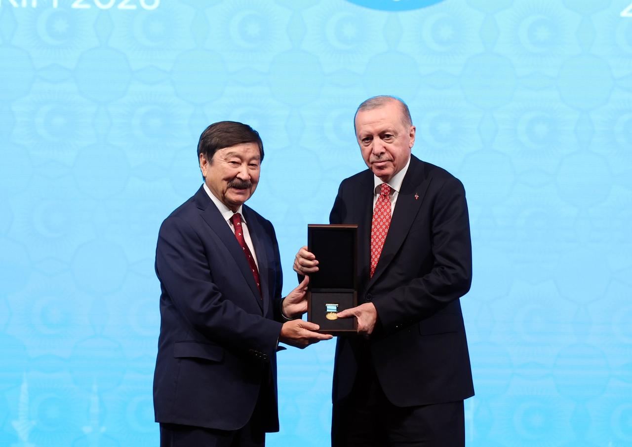 Cumhurbaşkanı Recep Tayyip Erdoğan, TDT 13. Zirvesi kapsamındaki programda madalya takdim ederken