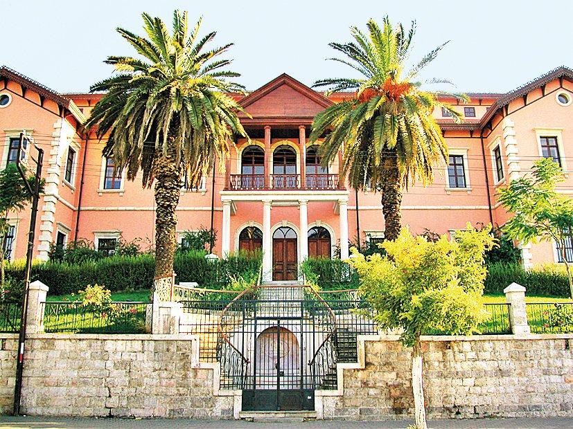 Şam Üniversitesi’nin bir birimi olarak kullanılan Osmanlı dönemi yapısı