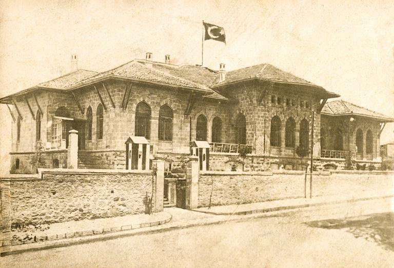 23 Nisan 1981’de Kurtuluş Savaşı Müzesi olarak ziyarete açılan birinci Türkiye Büyük Millet Meclisi binasının 1920’li yıllara ait bir fotoğrafı(İSAM Ktp., Ziyad Ebüzziya Evrakı)