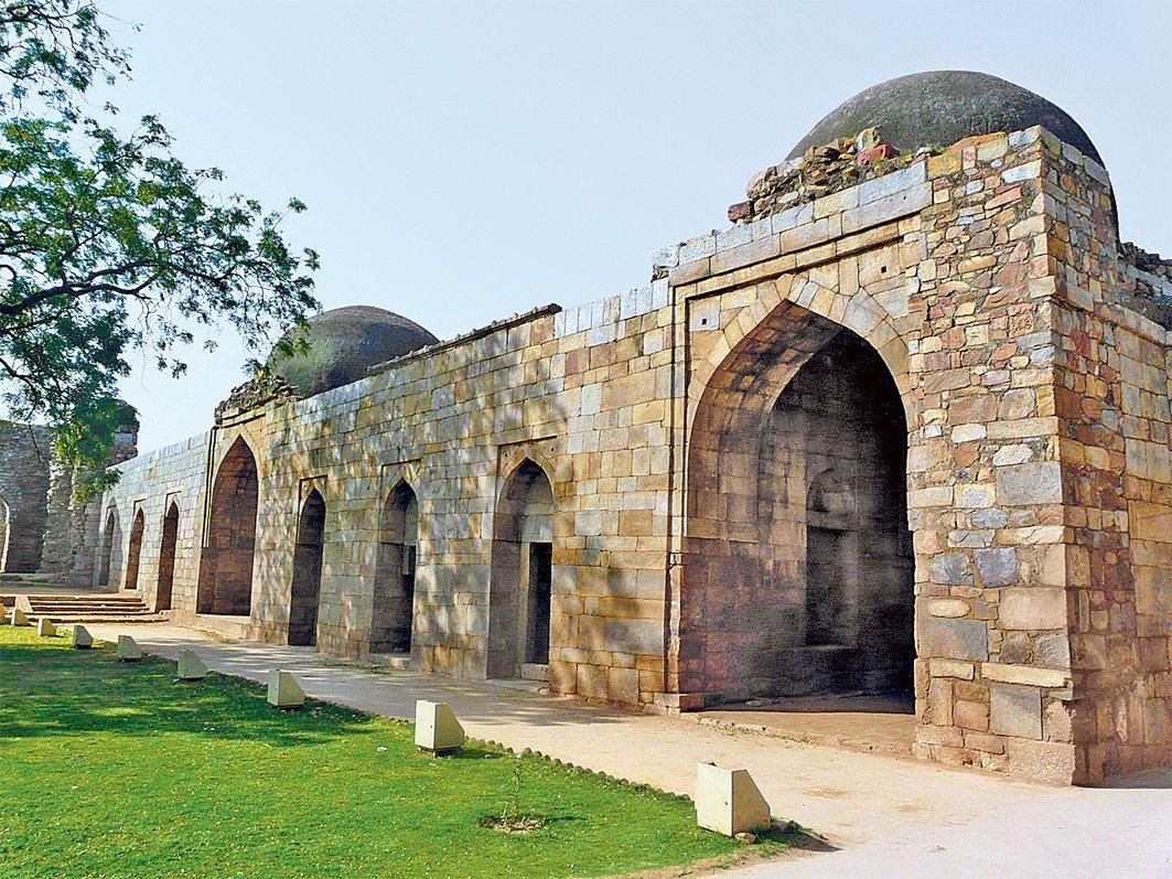 Hindistan’da Kutub Minâr Külliyesi içinde yer alan Alâeddin Medresesi – Delhi