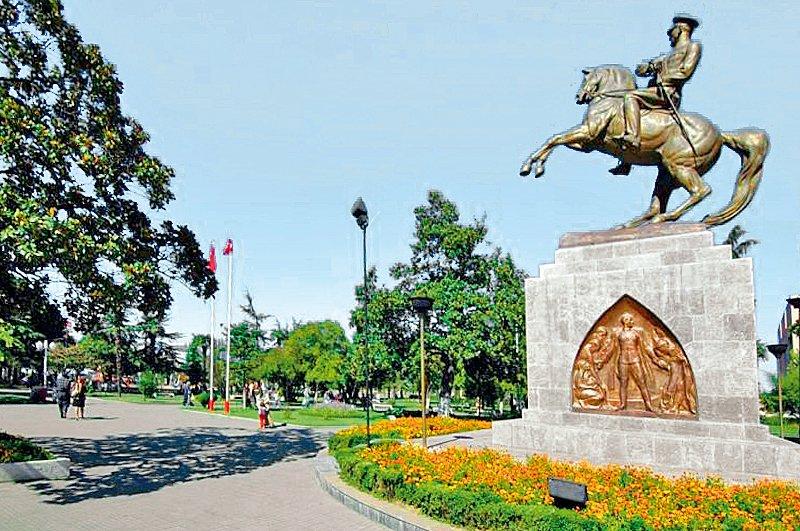 Avusturyalı heykeltıraş Heinz Kreppel tarafından yapılan Samsun Belediye Parkı içindeki Atatürk Anıtı