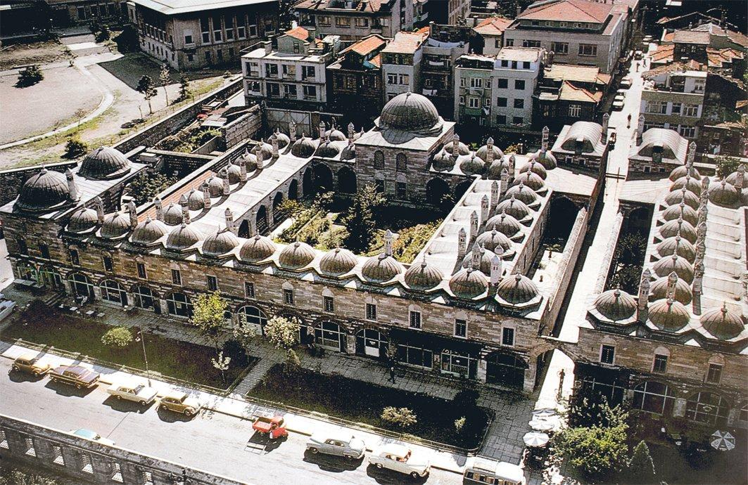 Süleymaniye Külliyesi’ni oluşturan medreselerden bir görünüş
