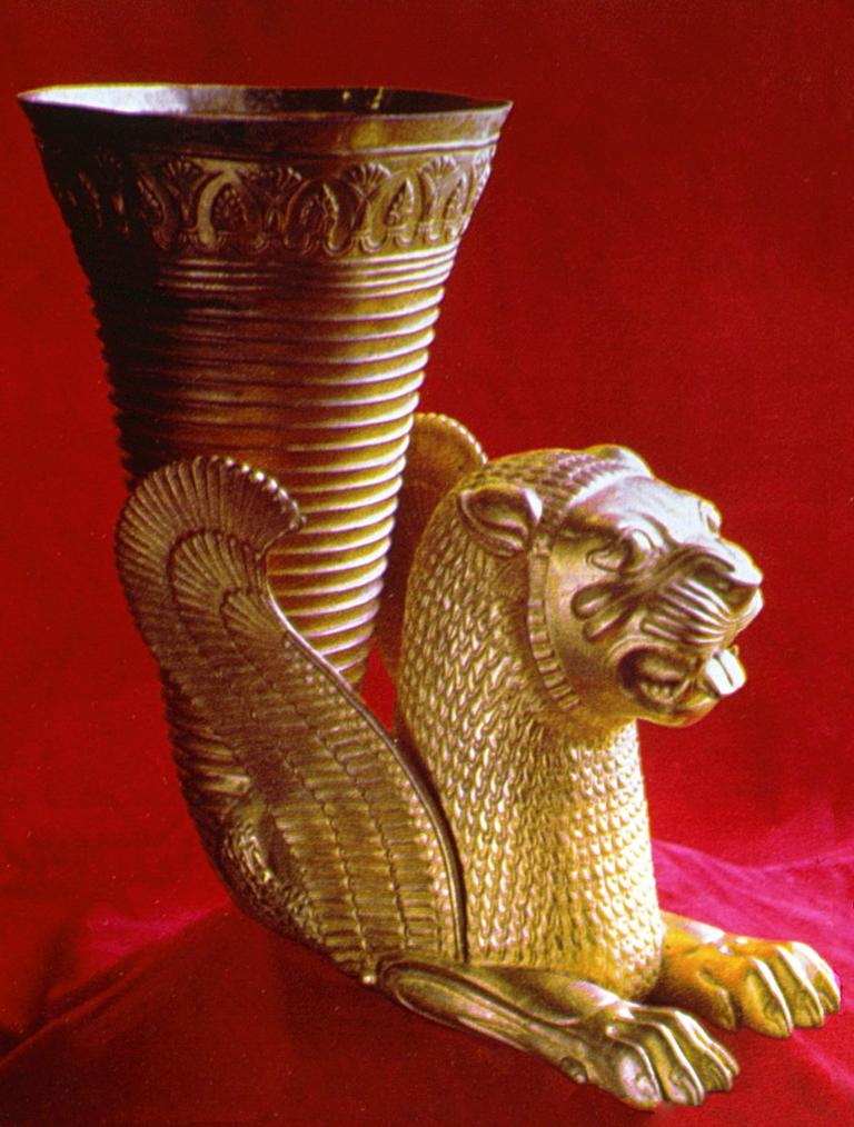 Hemedan’da bulunmuş milâttan önce V. yüzyıla ait aslan şeklinde altın kupa (Tahran Arkeoloji Müzesi)