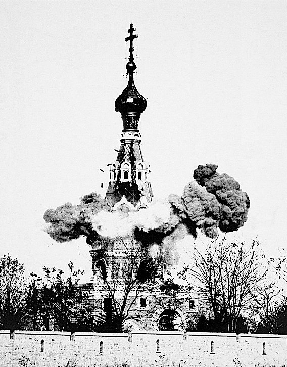 Osmanlı Devleti’nin I. Dünya Savaşı’na girişinin ardından Ayastefanos’taki Rus Âbidesi’nin yıkılışı