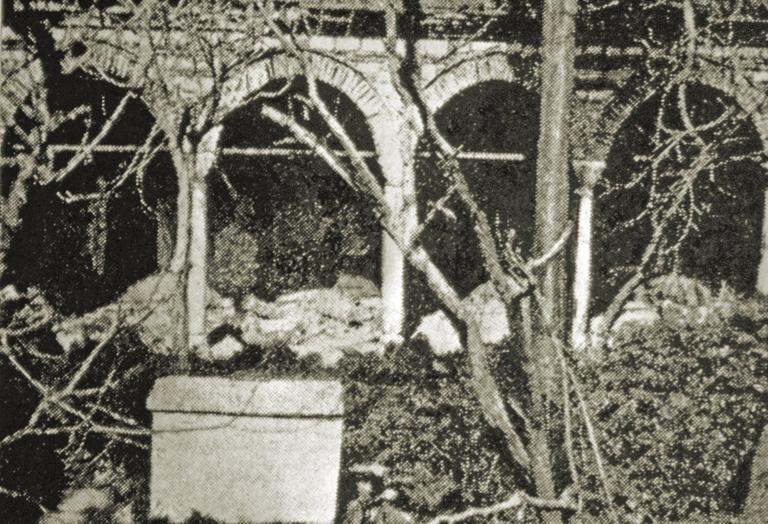 Hekimbaşı Ömer Efendi Medresesi’nin avlu revakı ile şadırvanını gösteren eski bir fotoğraf (Eyice, rs. 4)