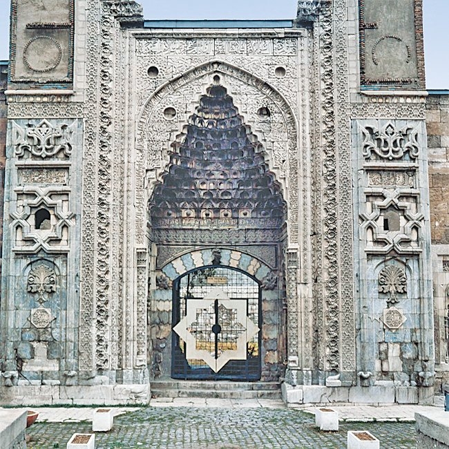 Gökmedrese’nin cümle kapısı – Sivas