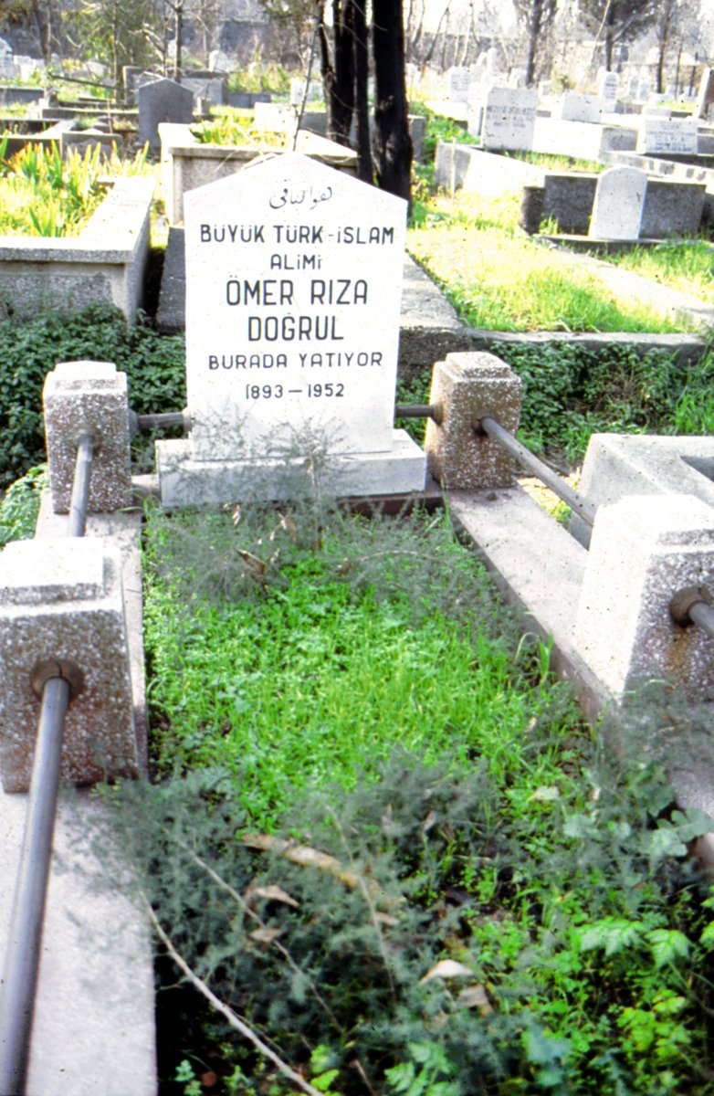 Ömer Rıza Doğrul’un Edirnekapı Şehitliği’ndeki mezarı – Eyüpsultan/İstanbul