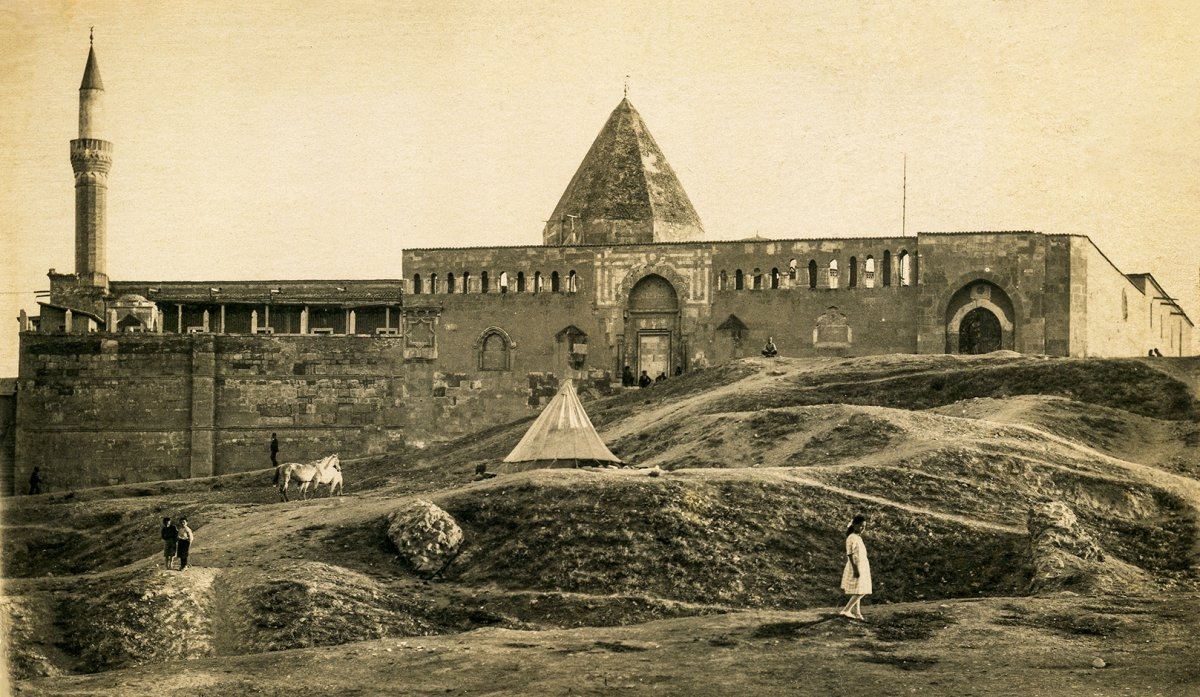 Anadolu’daki en eski Selçuklu camisi olan Konya Alâeddin Camii’nin 1930’lu yıllara ait bir fotoğrafı (K. Yusuf Ünal koleksiyonu)