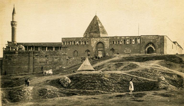 Anadolu’daki en eski Selçuklu camisi olan Konya Alâeddin Camii’nin 1930’lu yıllara ait bir fotoğrafı (K. Yusuf Ünal koleksiyonu)