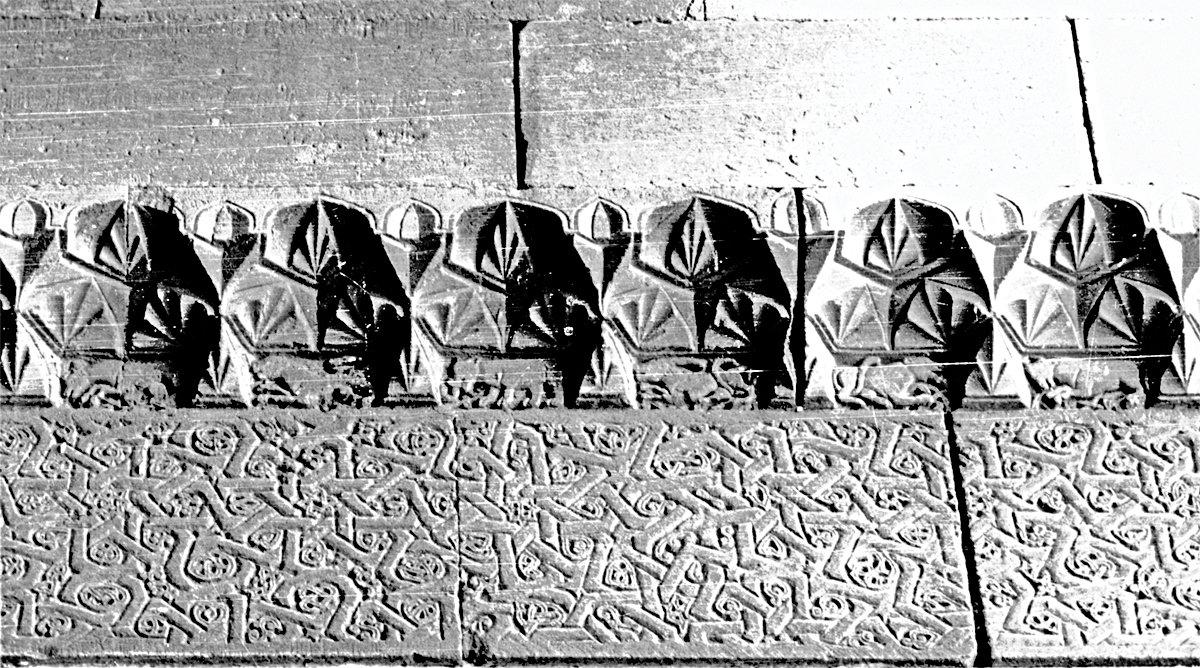 Karatay Hanı’nın çeşme eyvanı taş süslemesinden bir detay