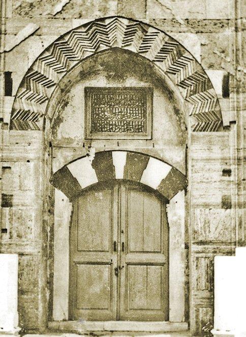 Çelebi Sultan Mehmed Camii’nin yan kapılarından biri