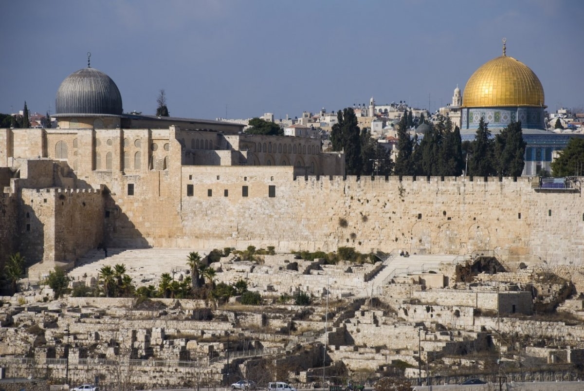 Mescid-i Aksâ’nın doğu tarafından Kubbetü’s-sahre (sağda) ile birlikte görünümü – Kudüs