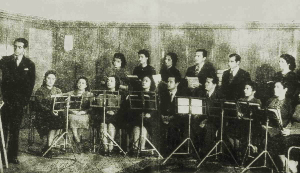 Muzaffer Sarısözen’in radyo sanatçıları ile yaptığı bir halk mûsikisi çalışması