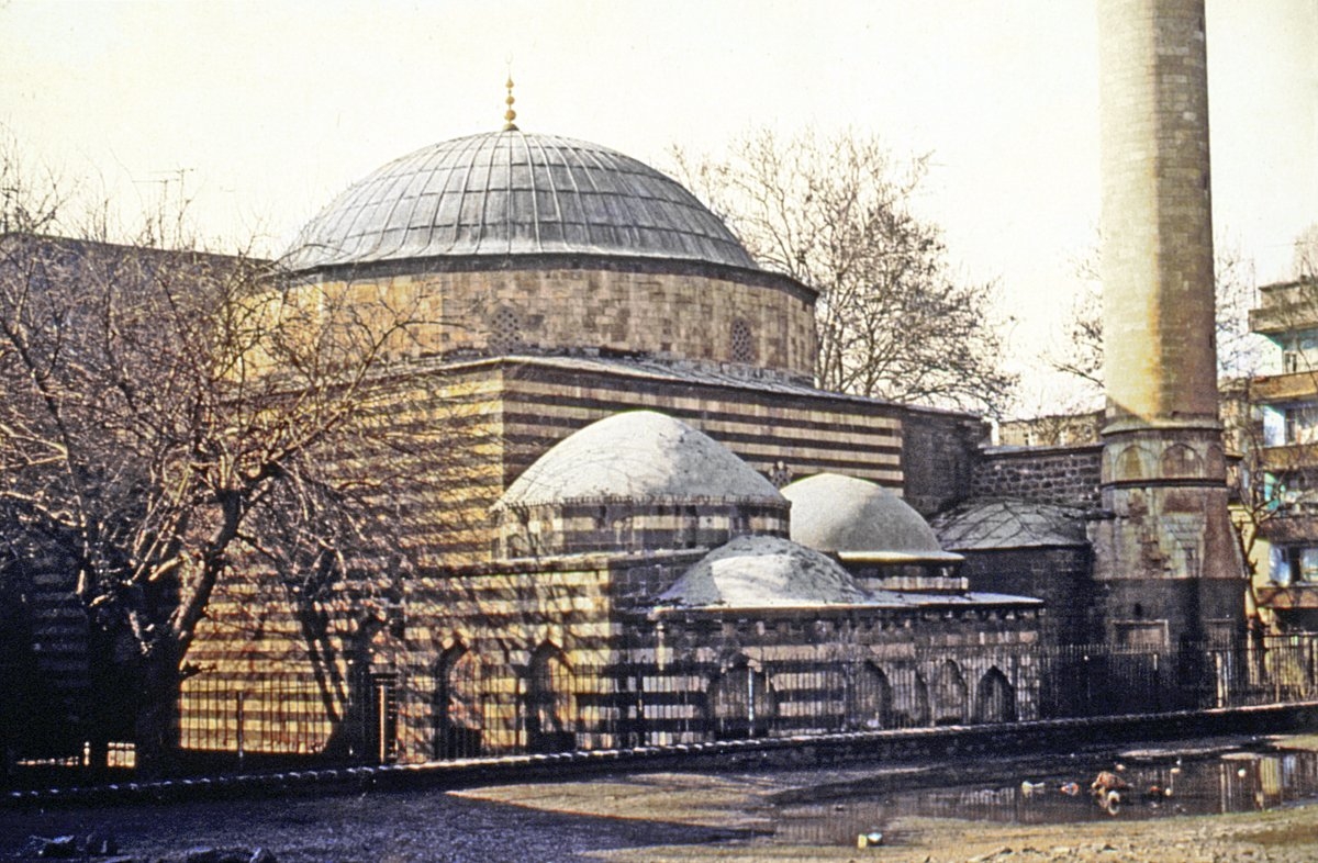 İskender Paşa Camii ve Türbesi – Diyarbakır