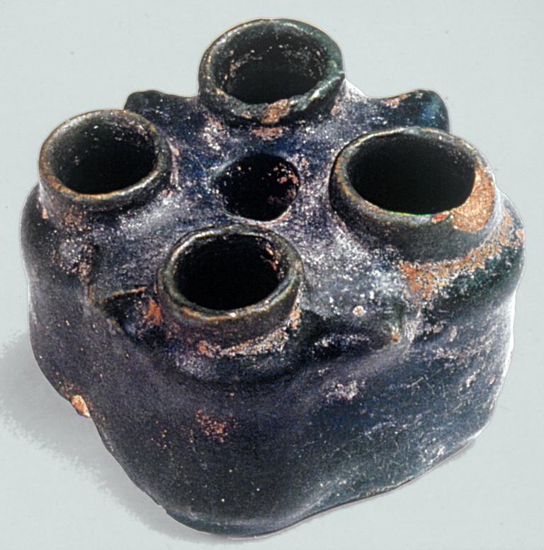 XII-XIII. yüzyıllara ait çok hazneli, fîrûze sırlı seramik hokka (Mehmet Akgül koleksiyonu)