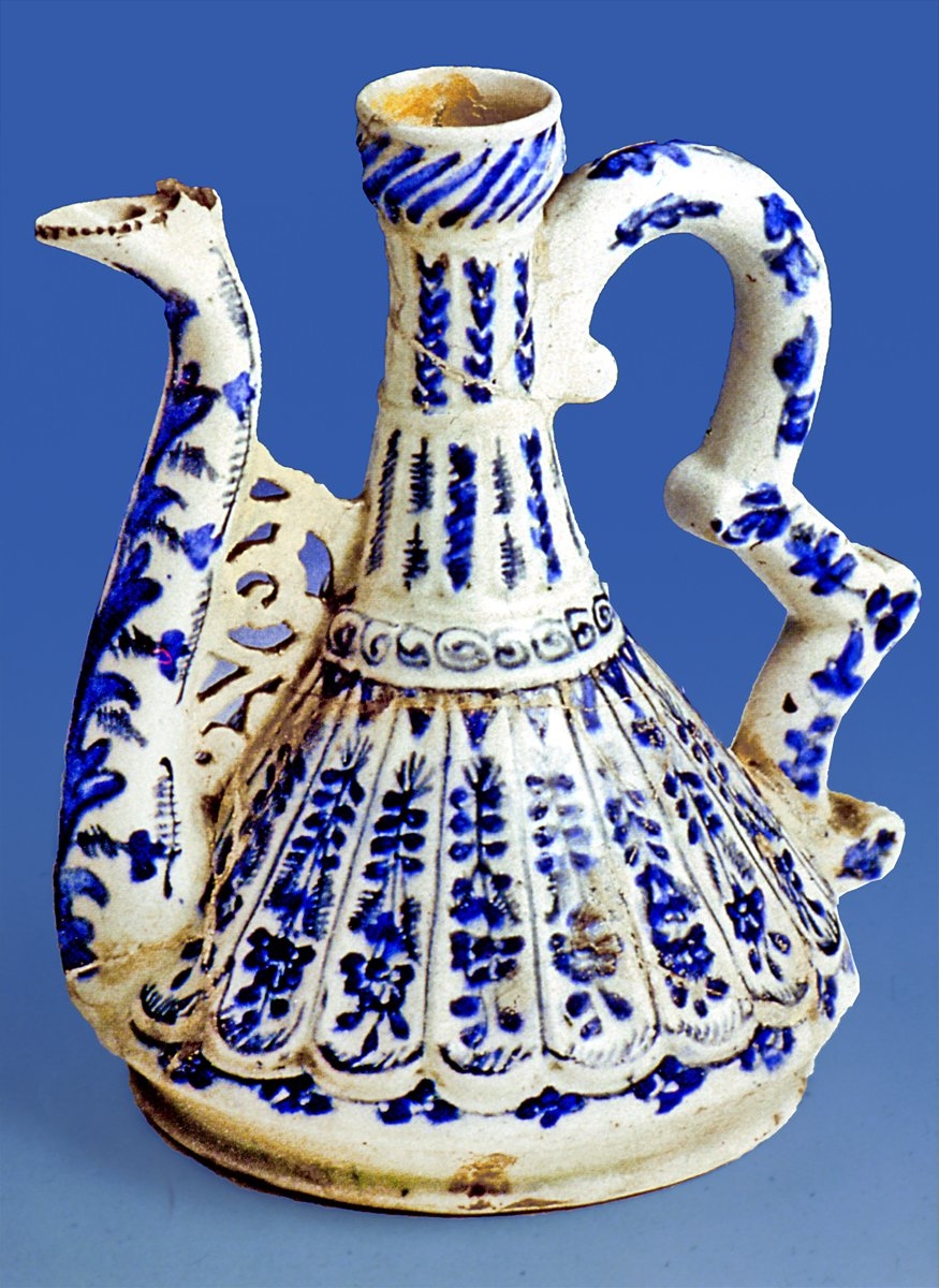 XVIII. yüzyılın ikinci yarısına ait Kütahya işi çini ibrik (İstanbul Arkeoloji Müzeleri, Envanter nr. 41/335)