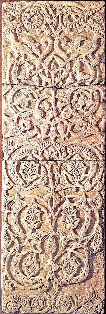 Tuleytula’daki Me’mûn Sarayı’ndan bitki ve hayvan figürlü kabartma levha