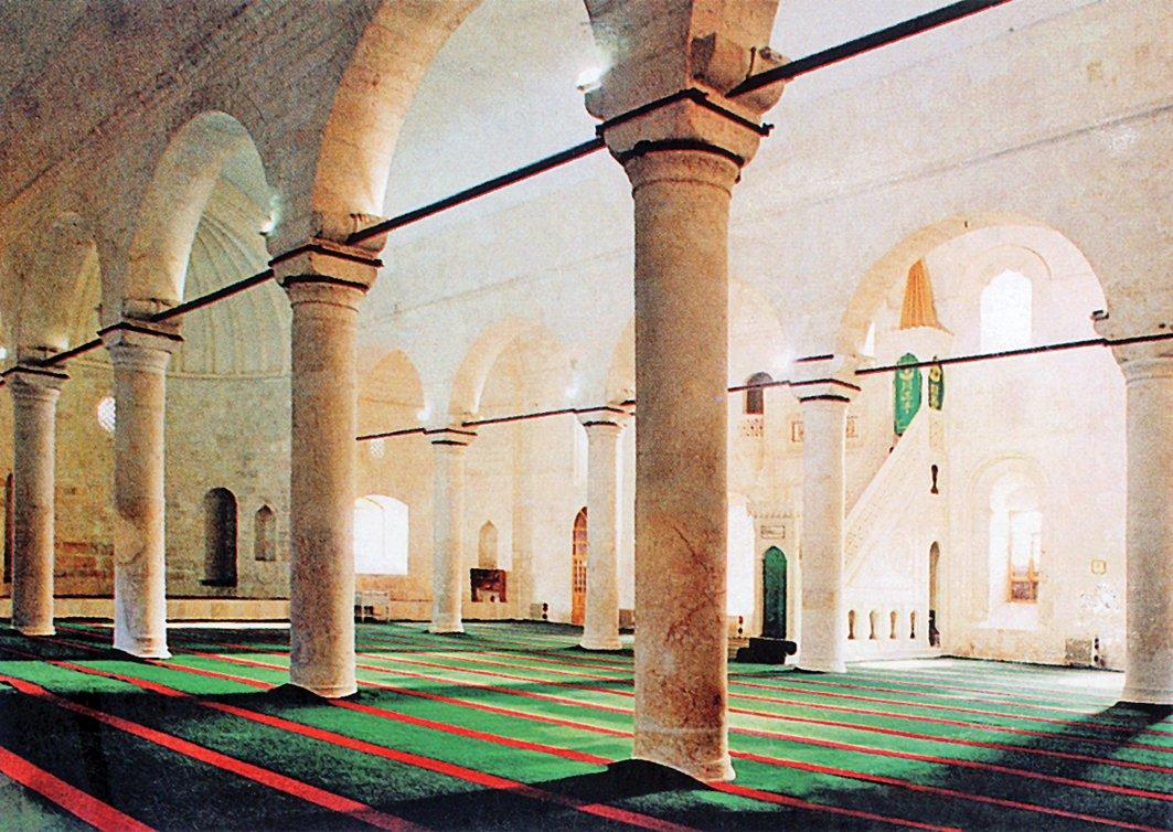 Selâhaddîn-i Eyyûbî Camii’nin içinden bir görünüş