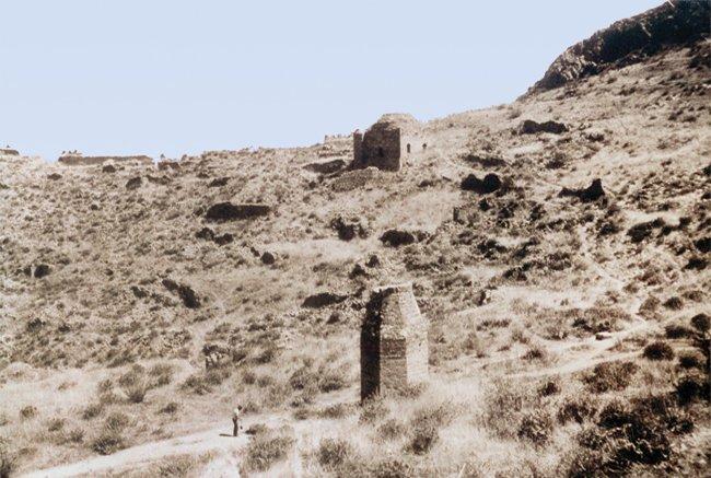 Gördüs Kalesi’ndeki Osmanlı dönemi müslüman mahallesinin kalıntıları: Önde Fâtih Sultan Mehmed Camii’nin minare kaidesi ile arka planda Ahmed Paşa Camii harabesi (Machiel Kiel fotoğraf arşivi)