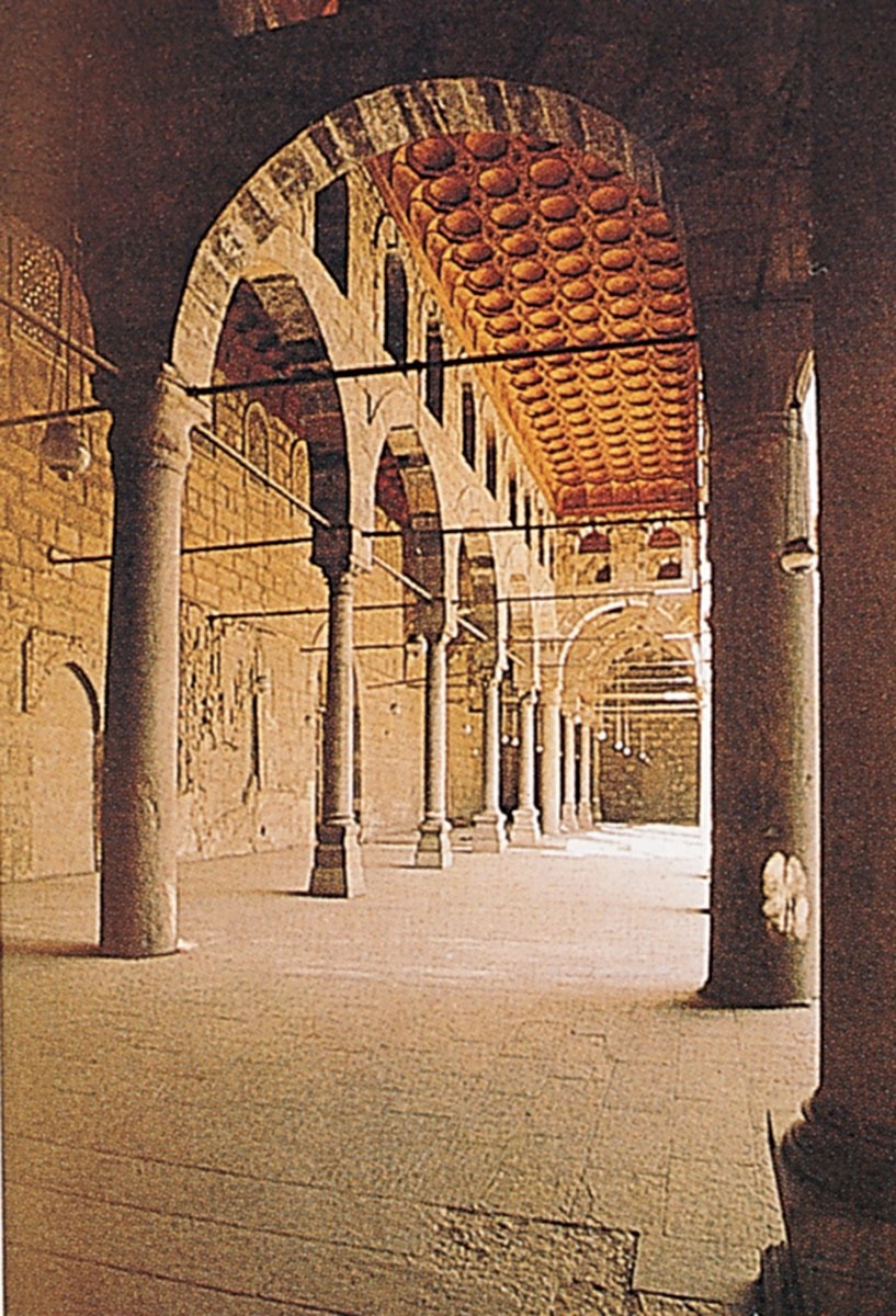 Kal‘atülcebel’de Nâsır Muhammed Camii’nin revaklarından bir görünüş