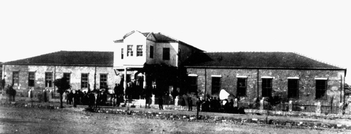 Sakız adasındaki Piyade Kışlası’nı gösteren XIX. yüzyılın sonuna ait fotoğraf (İÜ Ktp., Albüm, nr. 90802)