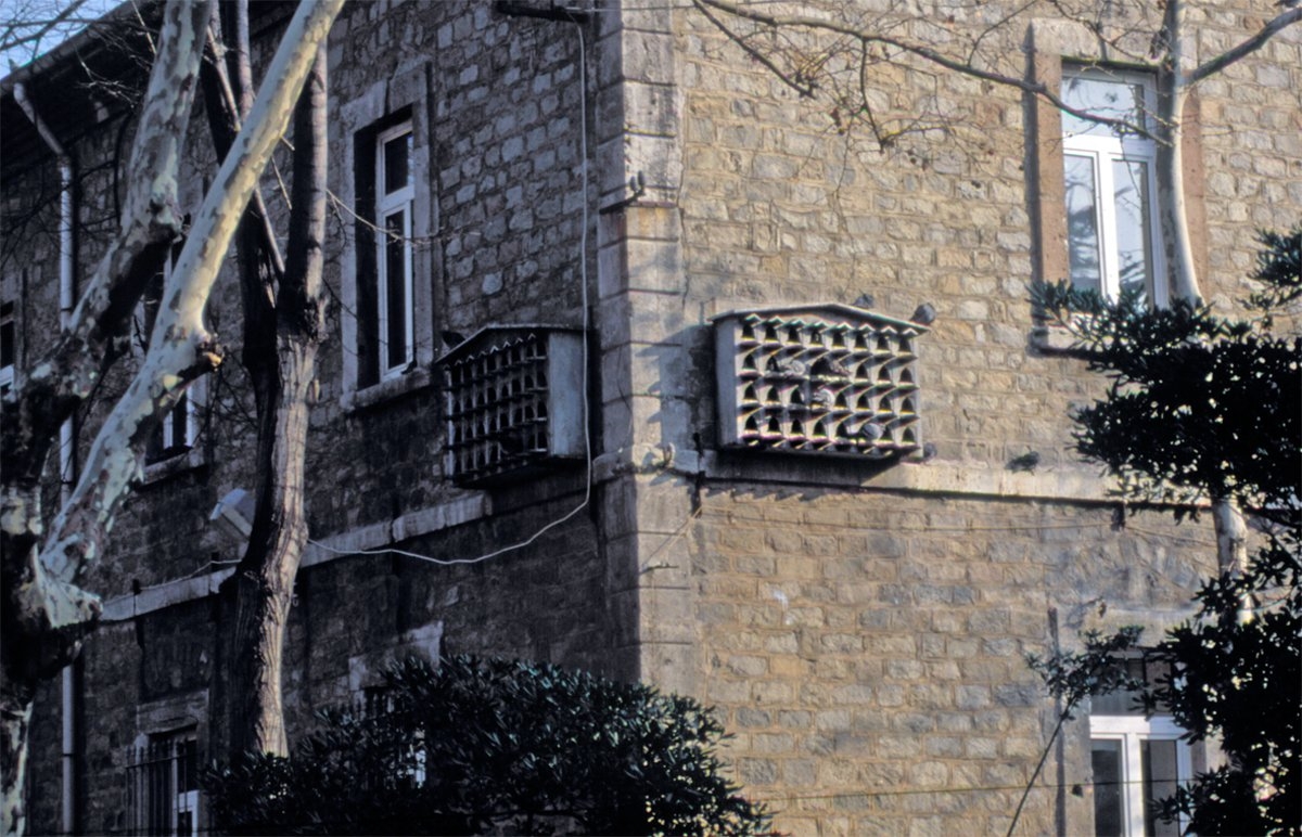 İstanbul’da Dârülaceze’ninduvarlarında yer alan ahşap kuşevleri