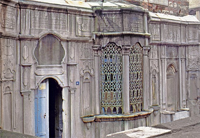 Vefa’da Recâi Mehmed Efendi Sıbyan Mektebi’nin dış cephesindeki barok üslûbunda yapılmışsebil ve çeşme – Fatih/İstanbul