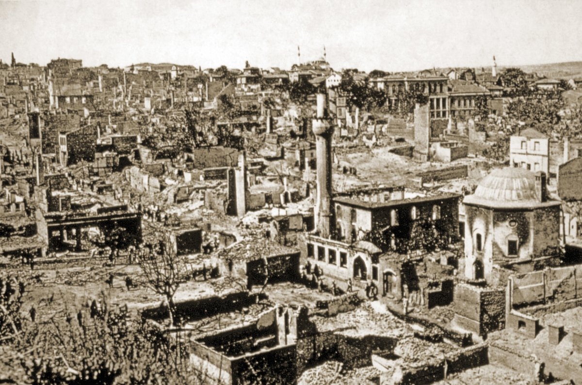 1908 yılındaki Çırçır yangınından sonra Saraçhane, Haydar civarındaki tahribatı gösteren bir fotoğraf (ön planda Tezgâhçılar Camii ile yanında Sun‘ullah Efendi Türbesi bulunmaktadır)