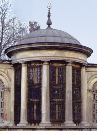 Divanyolu’nda neo-klasik Batı üslûbunda inşa edilen Sultan II. Mahmud Sebili – Fatih/İstanbul