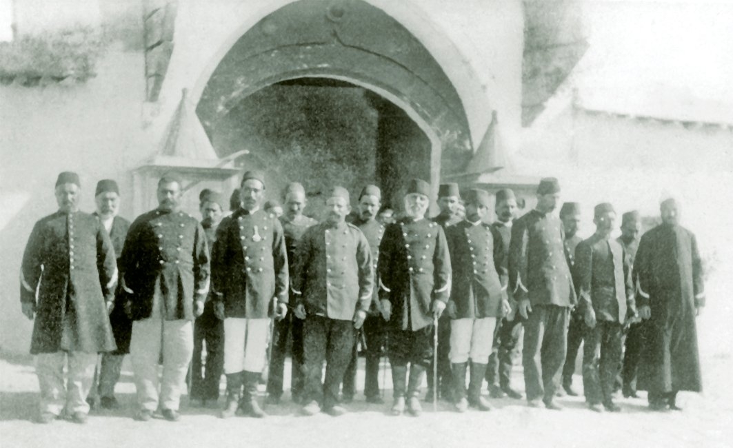 Adıyaman’da Hısnımansûr Kışlası önünde subaylar (İÜ Ktp., nr. 90798)